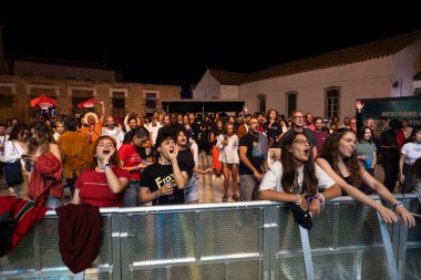 FARO, PORTUGAL: 5 Eylül 2024 - Portekiz 'in Faro kentinde düzenlenen büyük bir festival olan F Müzik Festivali' nde seyirci müzik sanatçısı