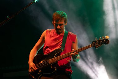 FARO, PORTUGAL: 5 Eylül 2024 - Müzik sanatçısı, Baleia Baleia Baleia, Portekiz 'in Faro kentinde düzenlenen büyük bir festival olan F festivalinde sahne aldı.