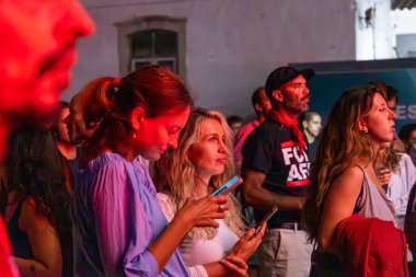 FARO, PORTUGAL: 5 Eylül 2024 - Portekiz 'in Faro kentinde düzenlenen büyük bir festival olan F Müzik Festivali' nde seyirci müzik sanatçısı