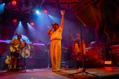 FARO, PORTUGAL: 5 Eylül 2024 - Müzik sanatçısı Filipe Karlsson, Portekiz 'in Faro kentinde düzenlenen büyük bir festival olan F festivalinde sahne aldı.