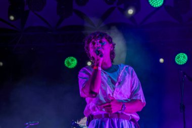 FARO, PORTUGAL: 5 Eylül 2024 - Müzik sanatçısı Filipe Karlsson, Portekiz 'in Faro kentinde düzenlenen büyük bir festival olan F festivalinde sahne aldı.