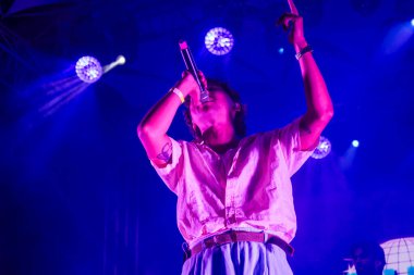 FARO, PORTUGAL: 5 Eylül 2024 - Müzik sanatçısı Filipe Karlsson, Portekiz 'in Faro kentinde düzenlenen büyük bir festival olan F festivalinde sahne aldı.