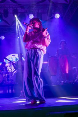 FARO, PORTUGAL: 5 Eylül 2024 - Müzik sanatçısı Filipe Karlsson, Portekiz 'in Faro kentinde düzenlenen büyük bir festival olan F festivalinde sahne aldı.