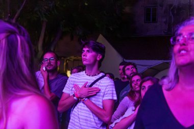 FARO, PORTUGAL: 5 Eylül 2024 - Portekiz 'in Faro kentinde düzenlenen büyük bir festival olan F Müzik Festivali' nde seyirci müzik sanatçısı