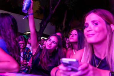 FARO, PORTUGAL: 5 Eylül 2024 - Portekiz 'in Faro kentinde düzenlenen büyük bir festival olan F Müzik Festivali' nde seyirci müzik sanatçısı