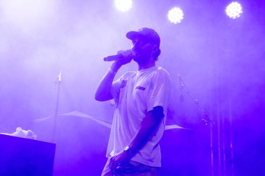 FARO, PORTUGAL: 5 Eylül 2024 - Portekiz 'in Faro kentinde düzenlenen büyük bir festival olan F festivalinde müzik sanatçısı, Azart sanatçısı sahne aldı.