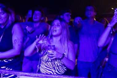 FARO, PORTUGAL: 5 Eylül 2024 - Portekiz 'in Faro kentinde düzenlenen büyük bir festival olan F Müzik Festivali' nde seyirci müzik sanatçısı