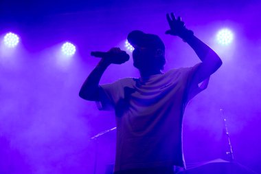 FARO, PORTUGAL: 5 Eylül 2024 - Portekiz 'in Faro kentinde düzenlenen büyük bir festival olan F festivalinde müzik sanatçısı, Azart sanatçısı sahne aldı.