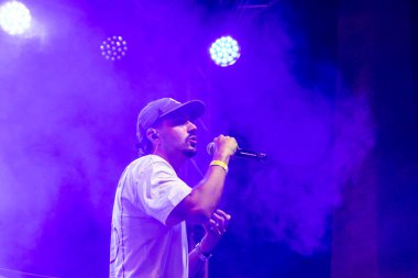 FARO, PORTUGAL: 5 Eylül 2024 - Portekiz 'in Faro kentinde düzenlenen büyük bir festival olan F festivalinde müzik sanatçısı, Azart sanatçısı sahne aldı.