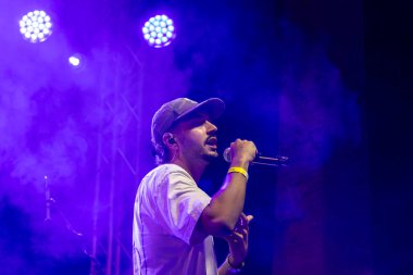 FARO, PORTUGAL: 5 Eylül 2024 - Portekiz 'in Faro kentinde düzenlenen büyük bir festival olan F festivalinde müzik sanatçısı, Azart sanatçısı sahne aldı.