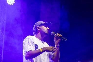 FARO, PORTUGAL: 5 Eylül 2024 - Portekiz 'in Faro kentinde düzenlenen büyük bir festival olan F festivalinde müzik sanatçısı, Azart sanatçısı sahne aldı.