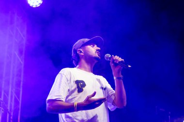 FARO, PORTUGAL: 5 Eylül 2024 - Portekiz 'in Faro kentinde düzenlenen büyük bir festival olan F festivalinde müzik sanatçısı, Azart sanatçısı sahne aldı.