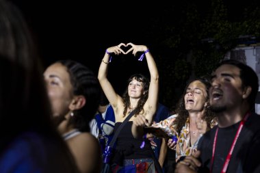 FARO, PORTUGAL: 5 Eylül 2024 - Portekiz 'in Faro kentinde düzenlenen büyük bir festival olan F Müzik Festivali' nde seyirci müzik sanatçısı