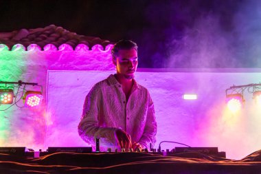 FARO, PORTUGAL: 5 Eylül 2024 - Portekiz 'in Faro kentinde düzenlenen büyük bir festival olan F festivalinde müzik sanatçısı, Sotto DJ sanatçısı sahne aldı.