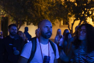 FARO, PORTUGAL: 5 Eylül 2024 - Portekiz 'in Faro kentinde düzenlenen büyük bir festival olan F Müzik Festivali' nde seyirci müzik sanatçısı