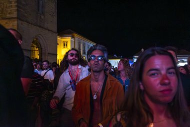 FARO, PORTUGAL: 5 Eylül 2024 - Portekiz 'in Faro kentinde düzenlenen büyük bir festival olan F Müzik Festivali' nde seyirci müzik sanatçısı