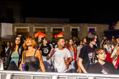 FARO, PORTUGAL: 5 Eylül 2024 - Portekiz 'in Faro kentinde düzenlenen büyük bir festival olan F Müzik Festivali' nde seyirci müzik sanatçısı