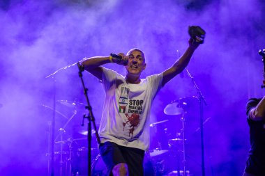 FARO, PORTUGAL: 5 Eylül 2024 - Portekiz 'in Faro kentinde düzenlenen büyük bir festival olan F festivalinde müzik sanatçısı, Imune sanatçısı sahne aldı.