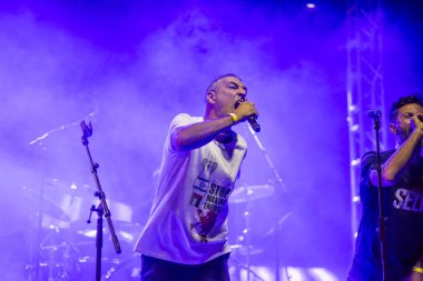 FARO, PORTUGAL: 5 Eylül 2024 - Portekiz 'in Faro kentinde düzenlenen büyük bir festival olan F festivalinde müzik sanatçısı, Imune sanatçısı sahne aldı.