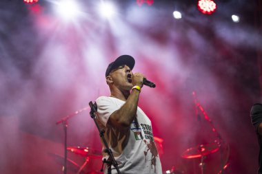 FARO, PORTUGAL: 5 Eylül 2024 - Portekiz 'in Faro kentinde düzenlenen büyük bir festival olan F festivalinde müzik sanatçısı, Imune sanatçısı sahne aldı.