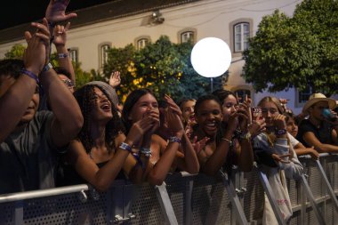 FARO, PORTUGAL: 5 Eylül 2024 - Portekiz 'in Faro kentinde düzenlenen büyük bir festival olan F Müzik Festivali' nde seyirci müzik sanatçısı