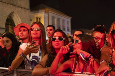 FARO, PORTUGAL: 5 Eylül 2024 - Portekiz 'in Faro kentinde düzenlenen büyük bir festival olan F Müzik Festivali' nde seyirci müzik sanatçısı