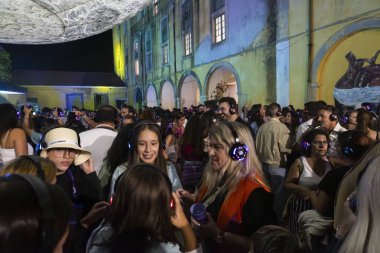FARO, PORTUGAL: 5 EYLÜL, 2024 - Dinleyiciler F festivalinde kulaklıkla müzik dinliyorlar, sessiz bir disko konsepti..