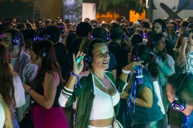 FARO, PORTUGAL: 5 EYLÜL, 2024 - Dinleyiciler F festivalinde kulaklıkla müzik dinliyorlar, sessiz bir disko konsepti..