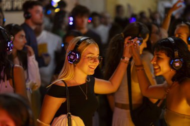 FARO, PORTUGAL: 5 EYLÜL, 2024 - Dinleyiciler F festivalinde kulaklıkla müzik dinliyorlar, sessiz bir disko konsepti..