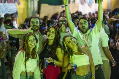 FARO, PORTUGAL: 5 EYLÜL, 2024 - Dinleyiciler F festivalinde kulaklıkla müzik dinliyorlar, sessiz bir disko konsepti..