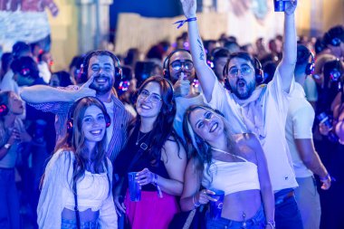 FARO, PORTUGAL: 5 EYLÜL, 2024 - Dinleyiciler F festivalinde kulaklıkla müzik dinliyorlar, sessiz bir disko konsepti..