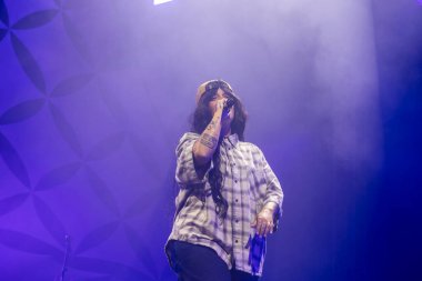 FARO, PORTUGAL: 6 Eylül 2024 - Müzik sanatçısı Carolina Deslandes, Portekiz 'in Faro kentinde düzenlenen büyük bir festival olan F festivalinde sahne aldı..