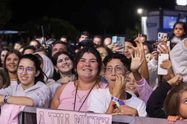 FARO, PORTUGAL: 5 Eylül 2024 - Portekiz 'in Faro kentinde düzenlenen büyük bir festival olan F Müzik Festivali' nde seyirci müzik sanatçısı
