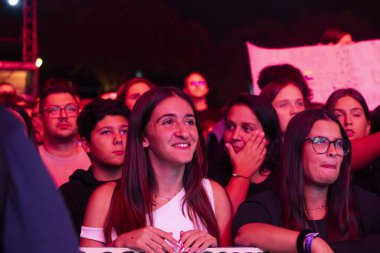 FARO, PORTUGAL: 5 Eylül 2024 - Portekiz 'in Faro kentinde düzenlenen büyük bir festival olan F Müzik Festivali' nde seyirci müzik sanatçısı