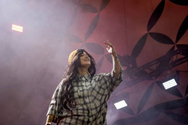 FARO, PORTUGAL: 6 Eylül 2024 - Müzik sanatçısı Carolina Deslandes, Portekiz 'in Faro kentinde düzenlenen büyük bir festival olan F festivalinde sahne aldı..