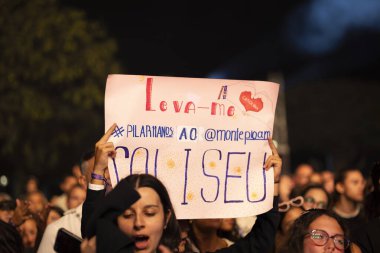 FARO, PORTUGAL: 5 Eylül 2024 - Portekiz 'in Faro kentinde düzenlenen büyük bir festival olan F Müzik Festivali' nde seyirci müzik sanatçısı