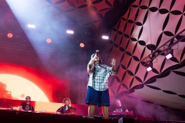 FARO, PORTUGAL: 6 Eylül 2024 - Müzik sanatçısı Carolina Deslandes, Portekiz 'in Faro kentinde düzenlenen büyük bir festival olan F festivalinde sahne aldı..