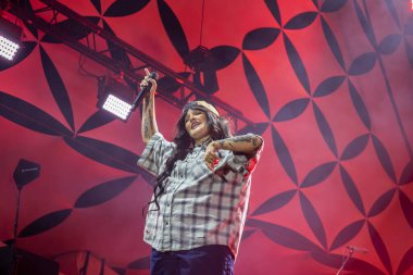 FARO, PORTUGAL: 6 Eylül 2024 - Müzik sanatçısı Carolina Deslandes, Portekiz 'in Faro kentinde düzenlenen büyük bir festival olan F festivalinde sahne aldı..