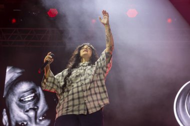 FARO, PORTUGAL: 6 Eylül 2024 - Müzik sanatçısı Carolina Deslandes, Portekiz 'in Faro kentinde düzenlenen büyük bir festival olan F festivalinde sahne aldı..