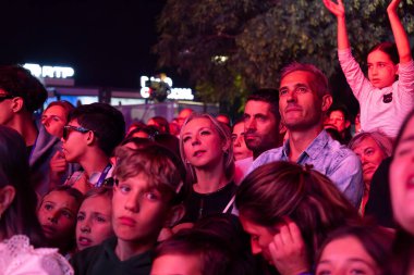 FARO, PORTUGAL: 5 Eylül 2024 - Portekiz 'in Faro kentinde düzenlenen büyük bir festival olan F Müzik Festivali' nde seyirci müzik sanatçısı