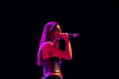 FARO, PORTUGAL: 6 Eylül 2024 - Müzik sanatçısı Pikika, Portekiz 'in Faro kentinde düzenlenen büyük bir festival olan F festivalinde sahne aldı..
