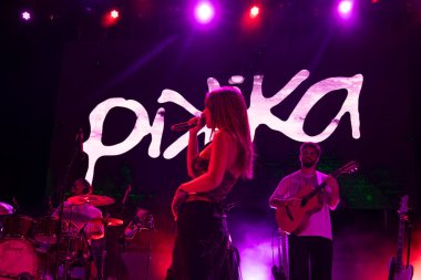 FARO, PORTUGAL: 6 Eylül 2024 - Müzik sanatçısı Pikika, Portekiz 'in Faro kentinde düzenlenen büyük bir festival olan F festivalinde sahne aldı..