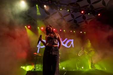 FARO, PORTUGAL: 6 Eylül 2024 - Müzik sanatçısı Pikika, Portekiz 'in Faro kentinde düzenlenen büyük bir festival olan F festivalinde sahne aldı..