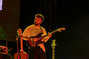 FARO, PORTUGAL: 6 Eylül 2024 - Müzik sanatçısı Pikika, Portekiz 'in Faro kentinde düzenlenen büyük bir festival olan F festivalinde sahne aldı..