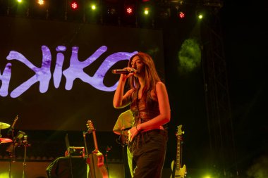 FARO, PORTUGAL: 6 Eylül 2024 - Müzik sanatçısı Pikika, Portekiz 'in Faro kentinde düzenlenen büyük bir festival olan F festivalinde sahne aldı..