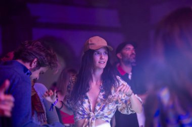 FARO, PORTUGAL: 5 Eylül 2024 - Portekiz 'in Faro kentinde düzenlenen büyük bir festival olan F Müzik Festivali' nde seyirci müzik sanatçısı