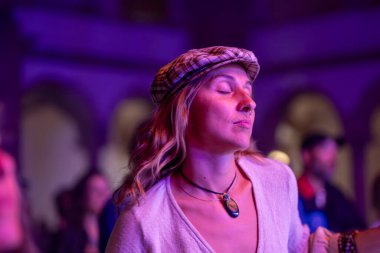 FARO, PORTUGAL: 5 Eylül 2024 - Portekiz 'in Faro kentinde düzenlenen büyük bir festival olan F Müzik Festivali' nde seyirci müzik sanatçısı