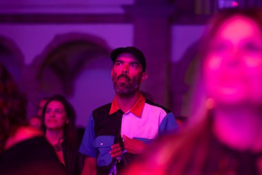 FARO, PORTUGAL: 5 Eylül 2024 - Portekiz 'in Faro kentinde düzenlenen büyük bir festival olan F Müzik Festivali' nde seyirci müzik sanatçısı