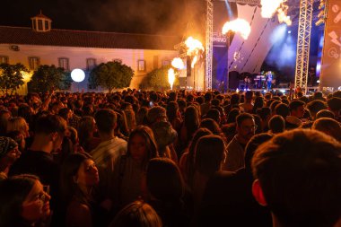 FARO, PORTUGAL: 5 Eylül 2024 - Portekiz 'in Faro kentinde düzenlenen büyük bir festival olan F Müzik Festivali' nde seyirci müzik sanatçısı