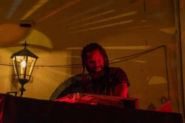 FARO, PORTUGAL: 6 Eylül 2024 - Müzik sanatçısı Micah DJ, Portekiz 'in Faro kentinde düzenlenen büyük bir festival olan F festivalinde sahne aldı..